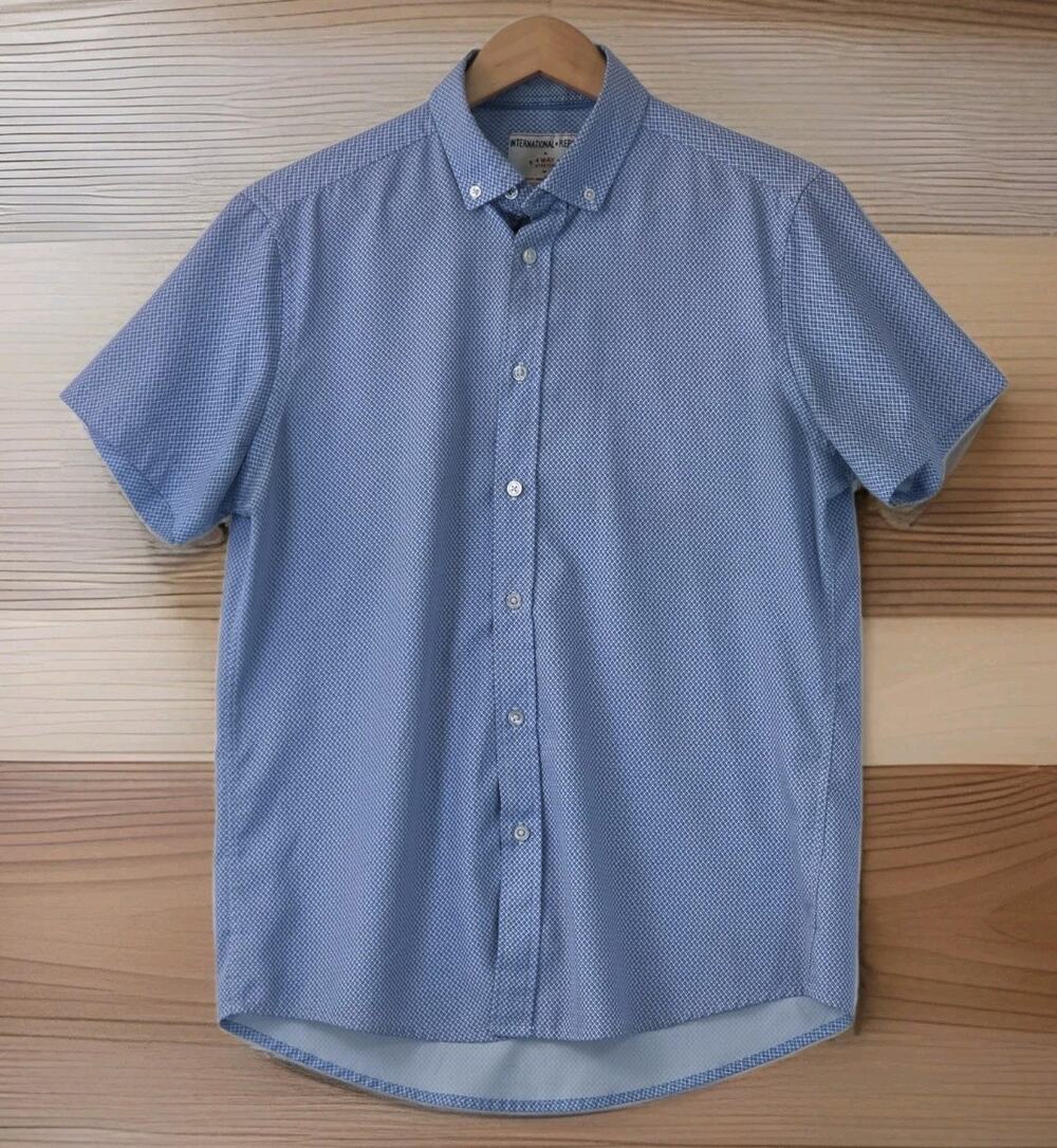 International Report 4-Way Stretch Men's Medium Performance Shirt Short Sleeve